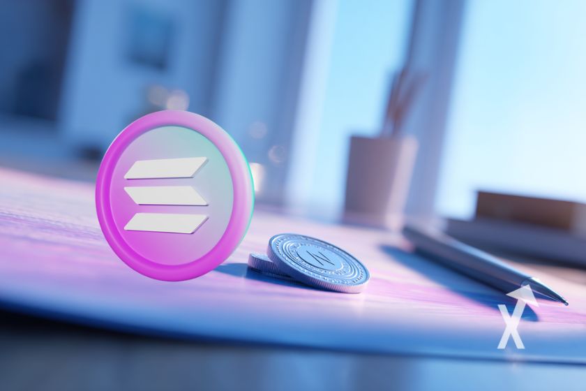 Solana coin mit einer Zeitung und einem Stift auf einem Schreibtisch