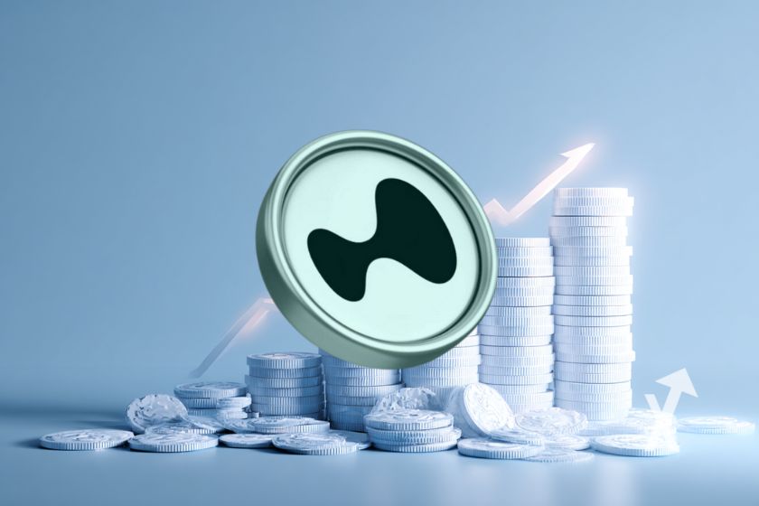 Münzen und Tokens auf blauem Hintergrund.