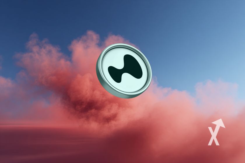 Lächelnder Mann mit Glatze in Natur