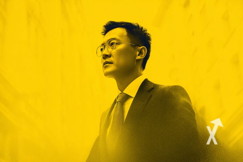 CZ Zhao auf gelbem Hintergrund.