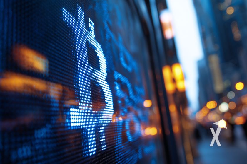 "Bitcoin-Logo auf Wall Street-Schild" - 6 words