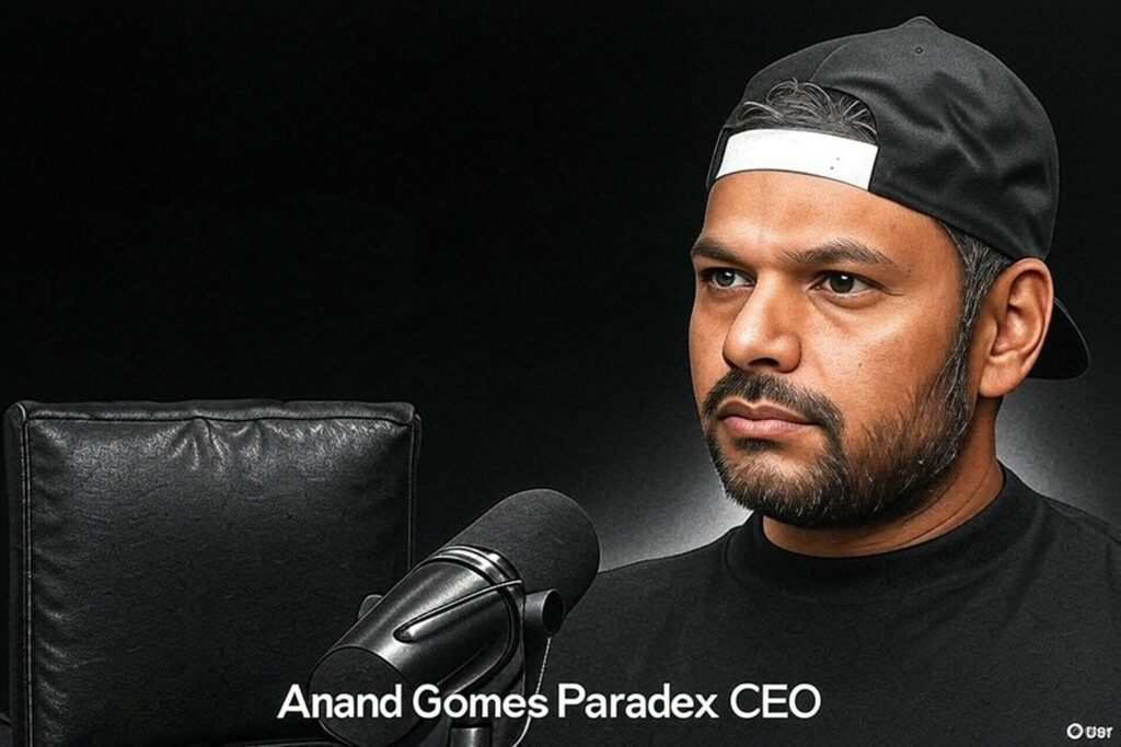„Anand Gomed, CEO von Paradex, vor schwarzem Hintergrund während eines Interviews, schwarzes Mikrofon und Baseballkappe auf dem Kopf.“