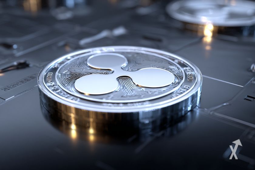 Silbernes Ripple (XRP) auf grauem Boden.
