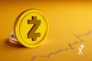 ZCash Coin auf gelbem Hintergrund.
