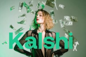 Frau vor grünem Hintergrund mit Dollarnoten.