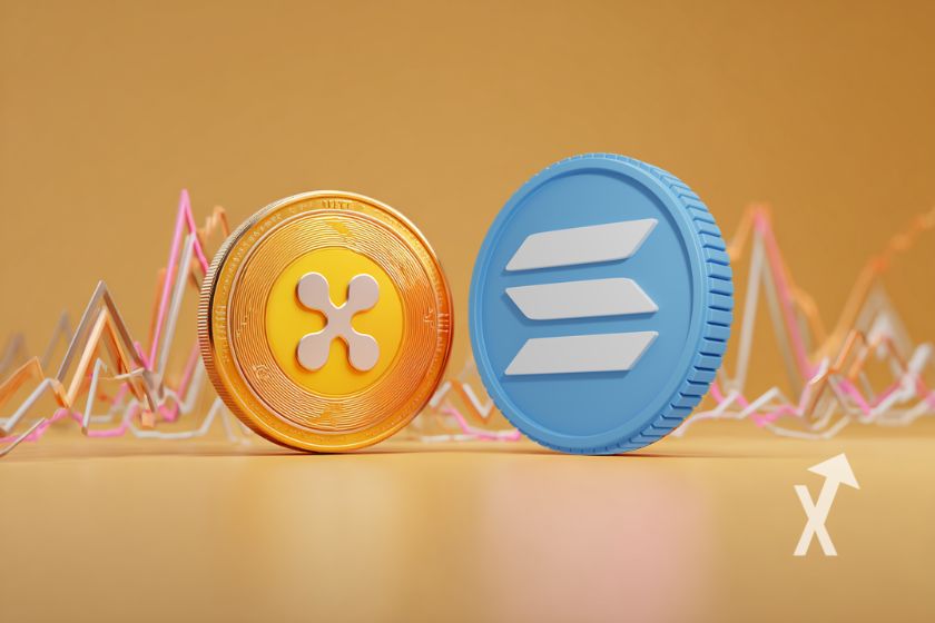 coin xrp et coin solana sur un fond jaune avec trendline rouge et verte