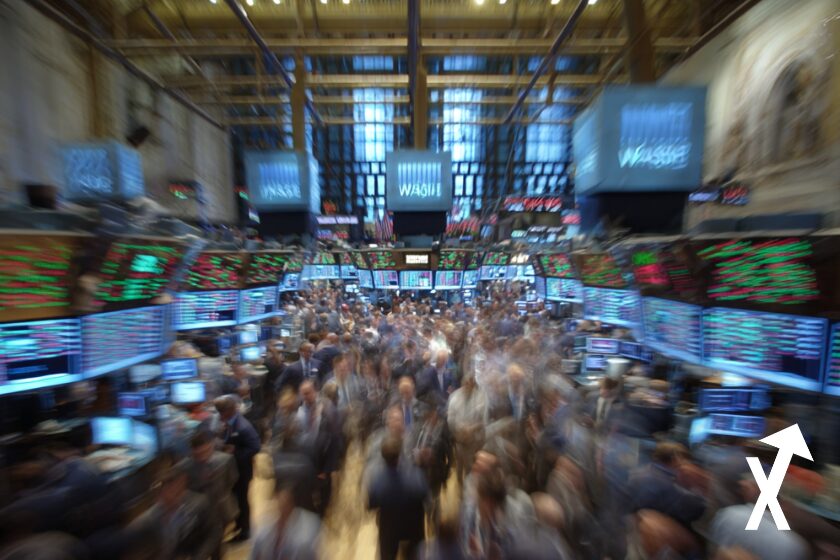 Repr&eacute;sentation dynamique de Wall Street, march&eacute; des actions en pleine effervescence, &eacute;crans g&eacute;ants affichant des trading charts vert et rouge, chandeliers japonais lumineux, graphiques en temps r&eacute;el, traders en mouvement flou