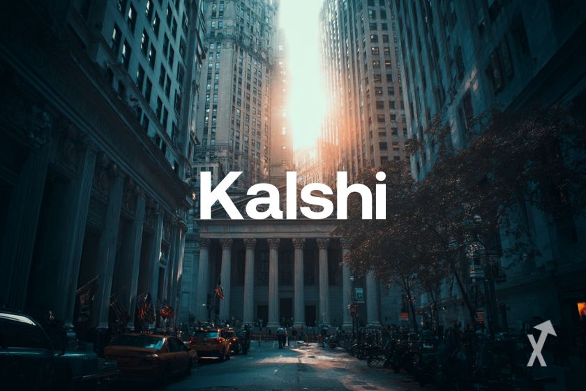Logo Kalshi blanco en fondo urbano.