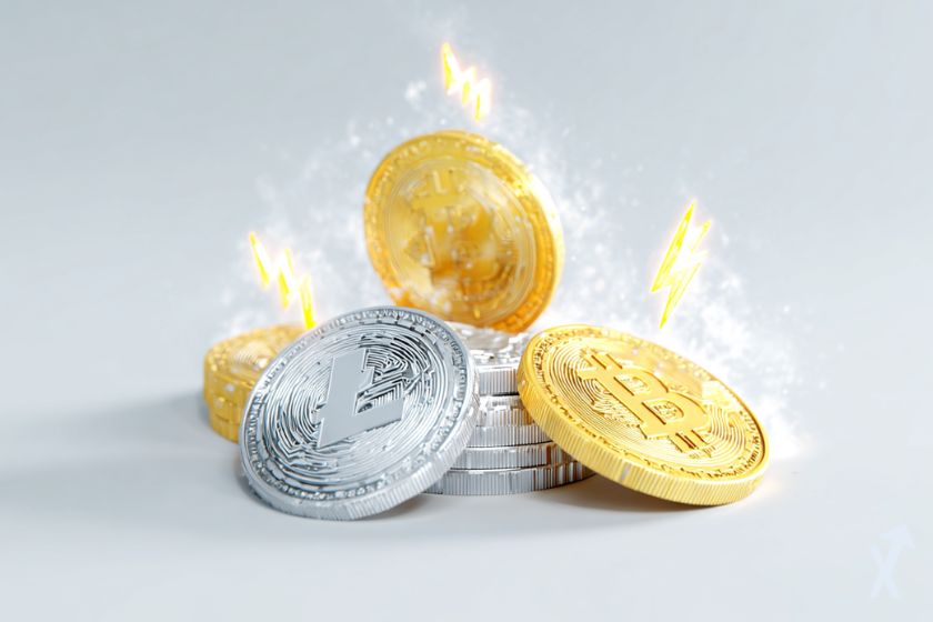 Criptomonedas apiladas brillando con humo.