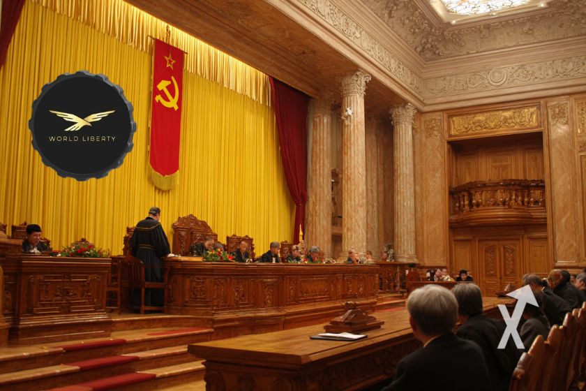 Tribunal con cortina amarilla y jueces.