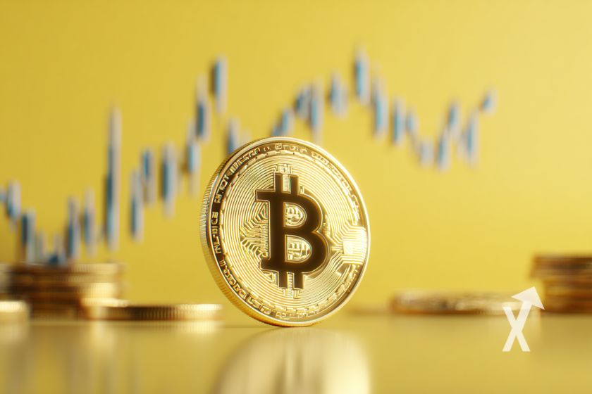 Moneda bitcoin amarilla y tokens apilados.