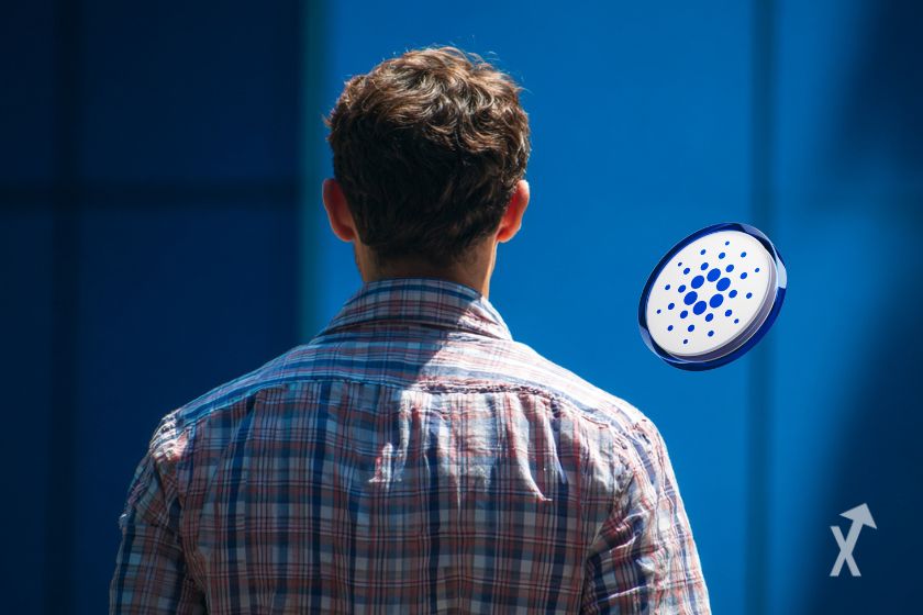 Hombre de espaldas con camisa a cuadros, fondo azul y token Cardano.