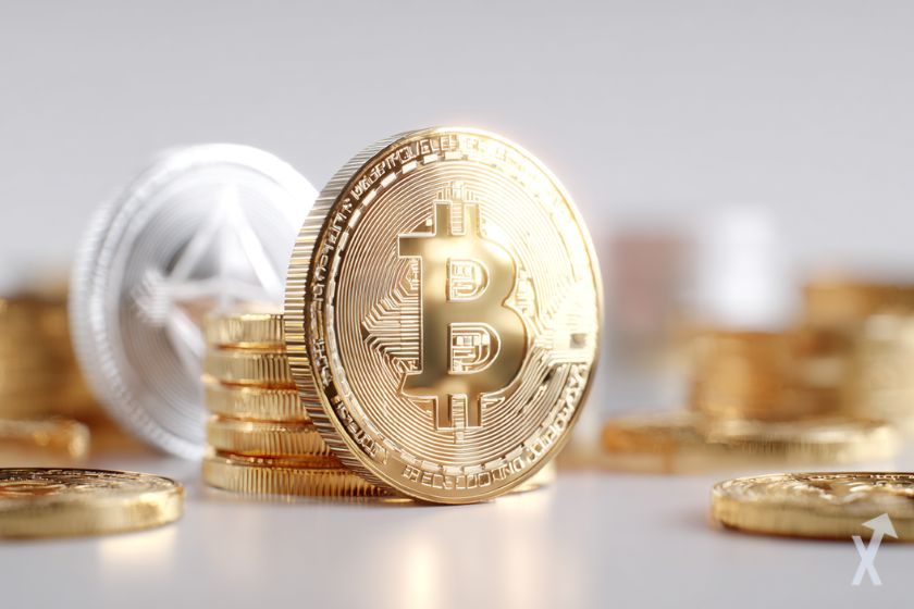 Moneda criptográfica brillante y dorada.