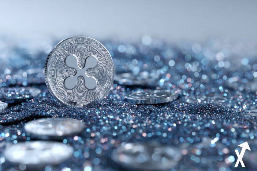 Moneda XRP rodeada de fichas.