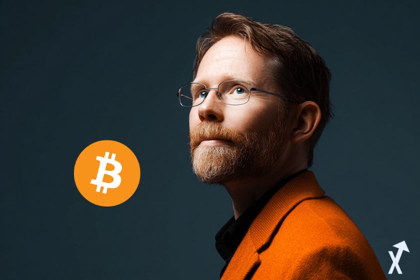 Eric Larcheveque con traje y bitcoin.