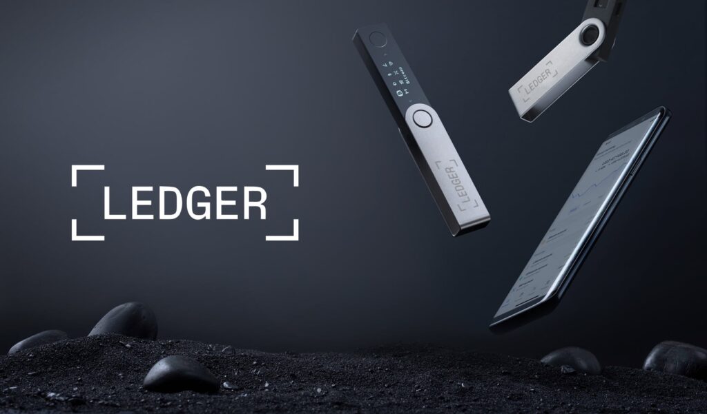 Uma faixa com o logótipo Ledger sobre um fundo cinzento e chaves de segurança à direita