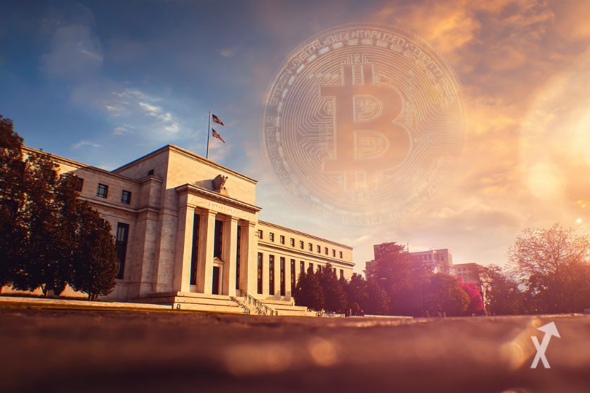 O prédio da Fed nos EUA and o logo Bitcoin no céu.