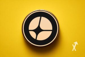 moeda em um fundo amarelo