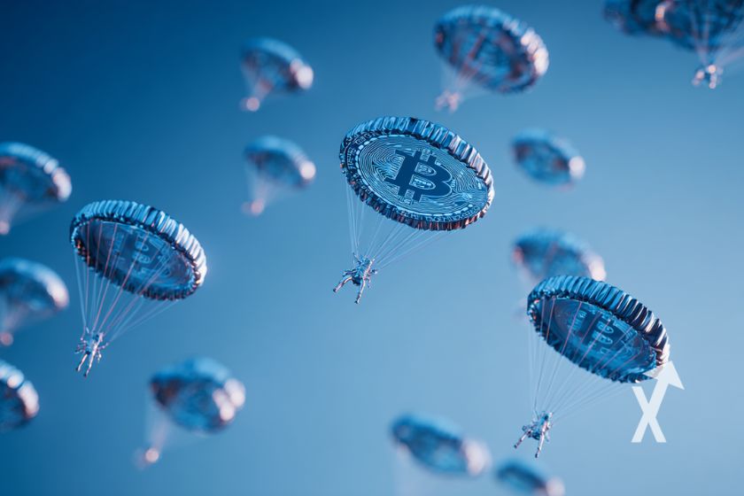 Paraquedas azuis Bitcoin em céu azul