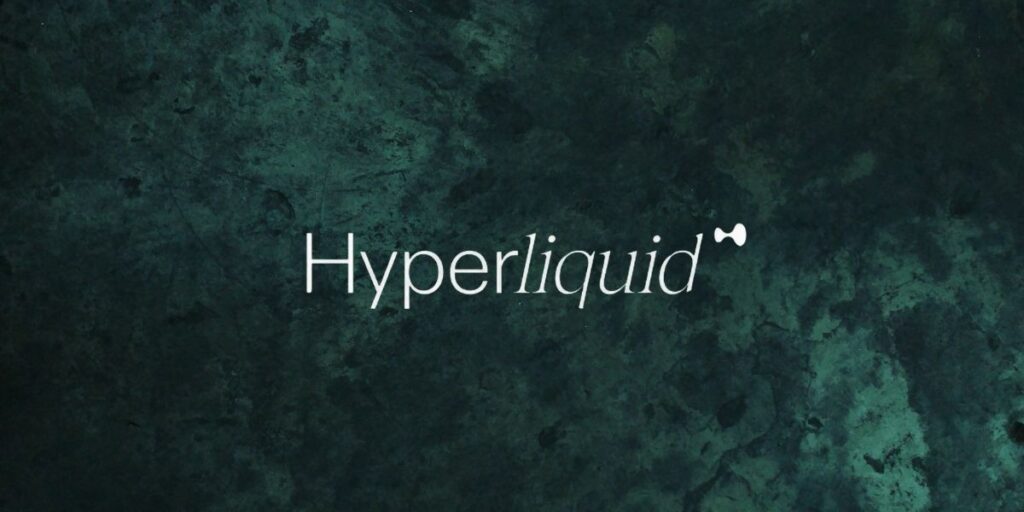 Uma banner com o logótipo Hyperliquid em branco sobre um fundo verde escuro com formas abstratas