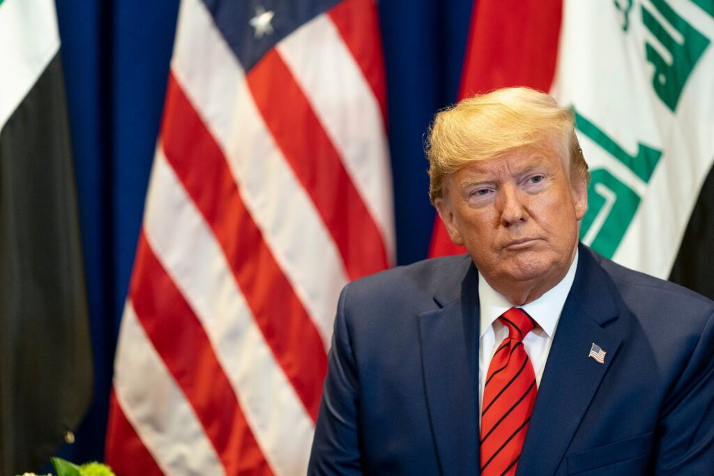 Uma fotografia de Donald Trump em frente à bandeira dos Estados Unidos