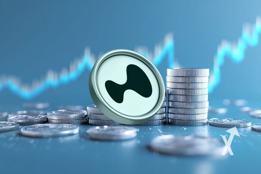 coin HYPE sur fond bleu avec coin en argents empilés en fond et une trendline graphique