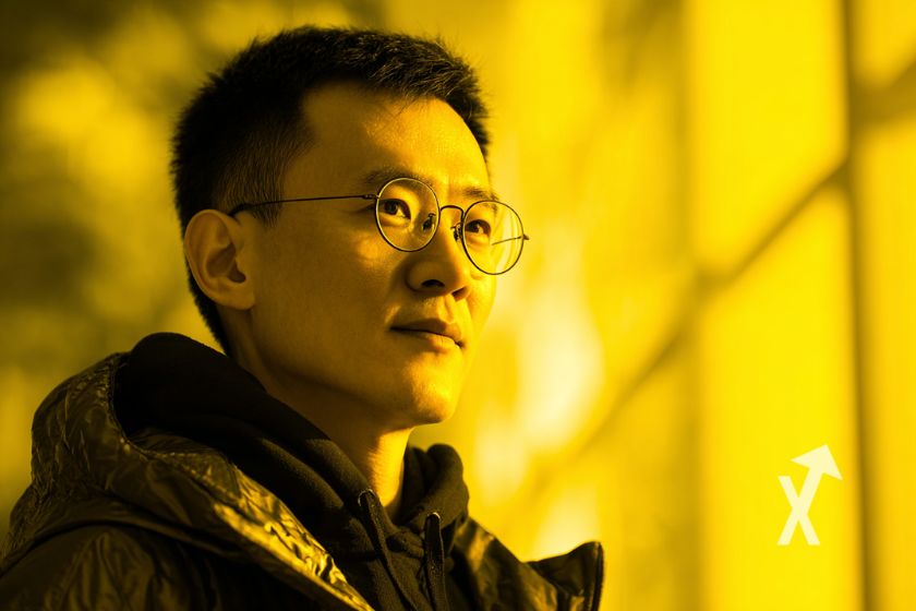 CZ sur un fond jaune dans une salle ombragé