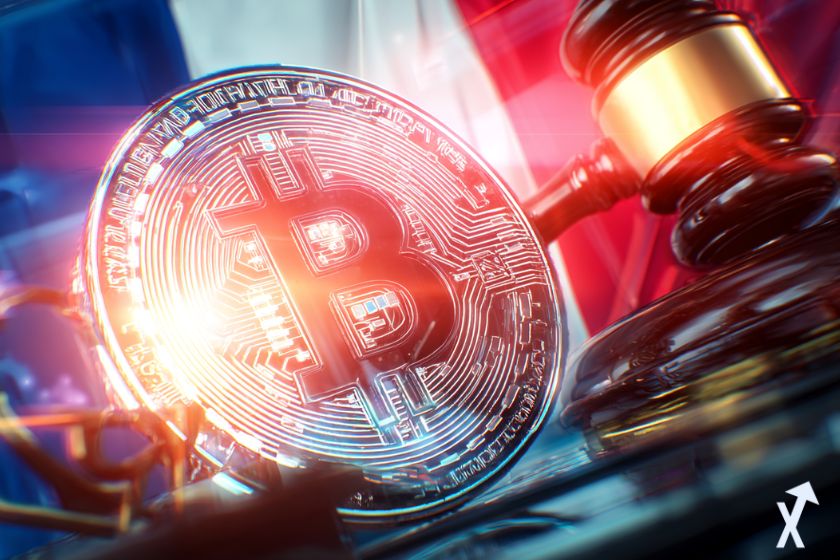 image sur la loi crypto en France avec un bitcoin, un maillet et le drapeau français en fond