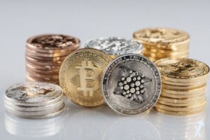 plusieurs coin cryptos brillants sur fond blanc