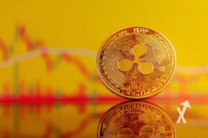 coin xrp en jaune sur un fond jaune avec une trendline de prix rouge et verte