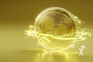 XRP coin en jaune avec électricité jaune autour sur un fond jaune