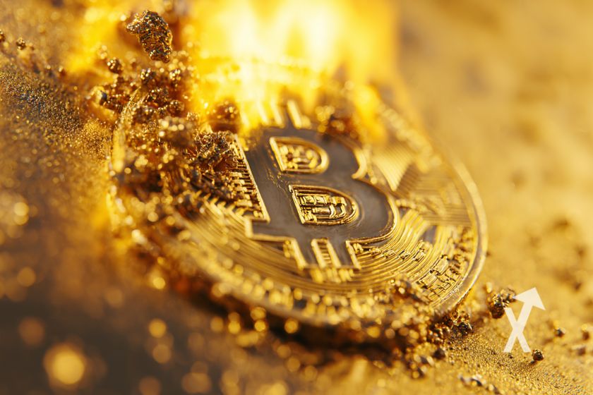 Bitcoin coin en flamme sur un fond jaune