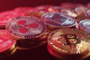 crypto tokens avec Bitcoin XRP et ETH au-dessus d'autres cryptos dans une ambiance rouge