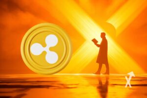 fond orange avec logo xrp et un coin xrp jaune et un homme dans l'ombre qui lit un journal debout