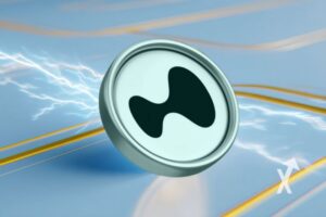 HYPE token sur un fond bleu avec lignes jaune et électricité bleue