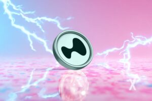 coin HYPE hyperliquid sur un fond rose avec électricité bleue