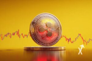 coin xrp sur un fond jaune avec une trendline de prix en fond