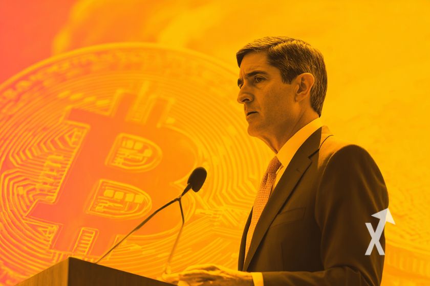 kevin Warsh devant un pupitre sur un fond orange avec un Bitcoin coin.