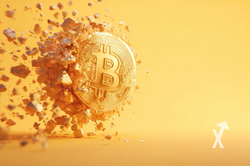 coin Bitcoin qui se désintègre sur un fond jaune