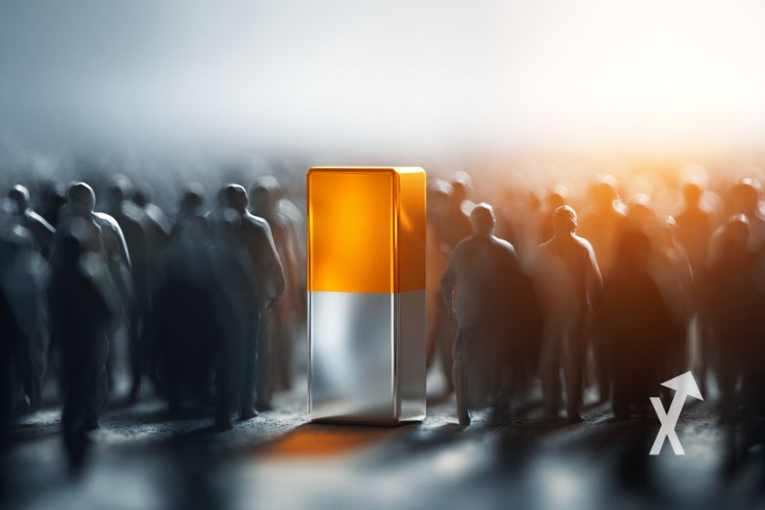 Lingot or/silver sur un fond gris avec des personnes autour